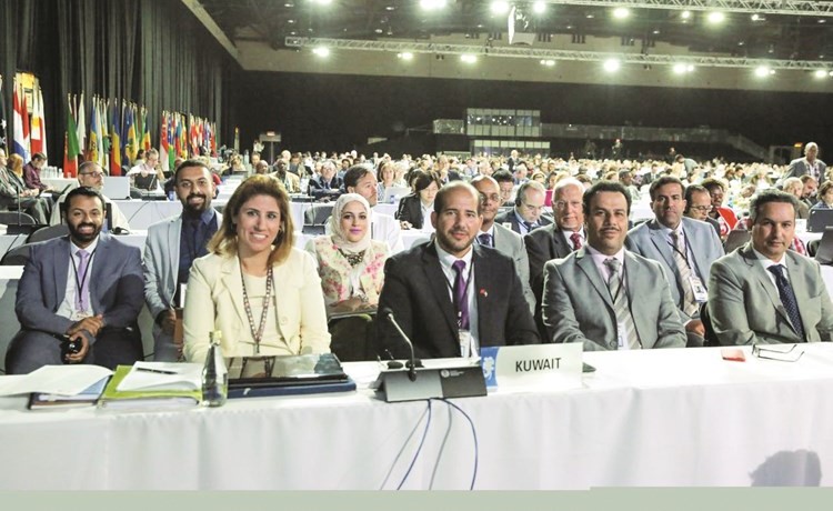 الشيخ عبدالله الاحمد مترئسا وفد الكويت﻿