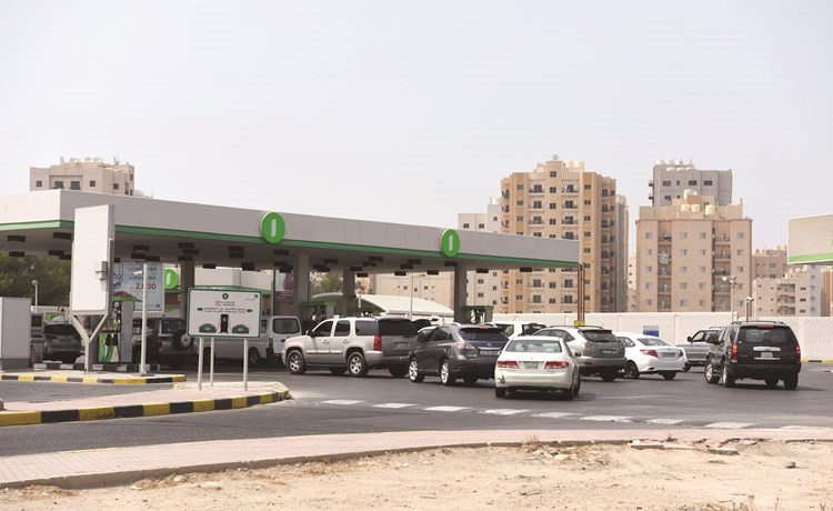 محطات البنزين كما بدت قبل يوم من زيادة البنزين 	ريليش كومار﻿