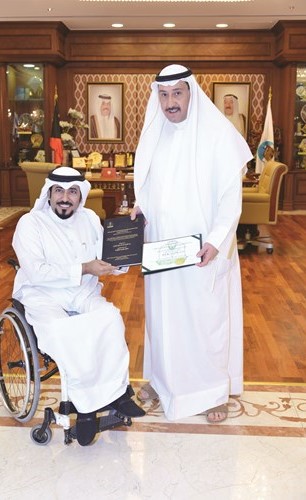 الشيخ فيصل الحمود يتسلم من عبدالكريم العنزي نسخة رسالته للماجستير ﻿