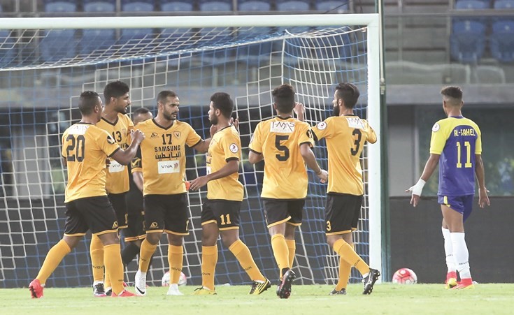 المطوع يحتفل مع زملائه بهدف القادسية 	الازرق كوم﻿