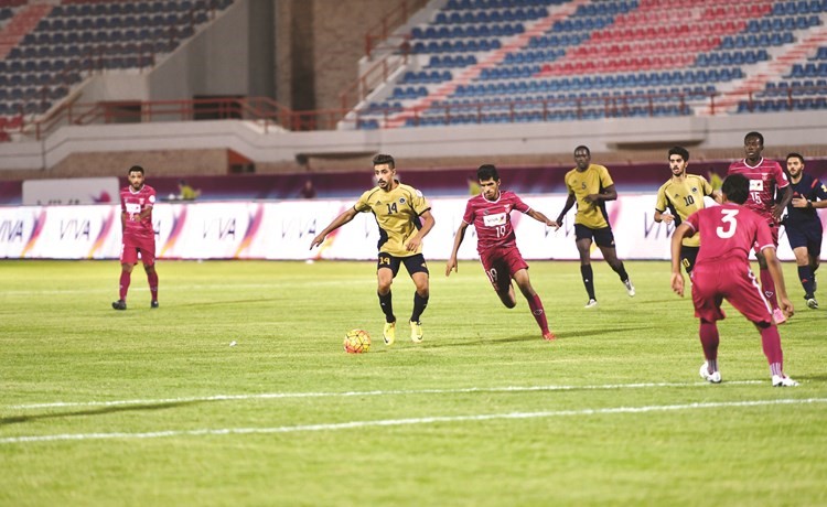 لاعب برقان عبدالله الربيعة يمر من لاعب النصر حمود الرشيدي 	قاسم باشا﻿