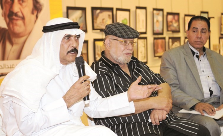 الزميل عبدالسلام مقبول والفنان عبدالعزيز تاج ومدير الملتقى الزميل عماد جمعة اثناء الجلسة الحوارية﻿