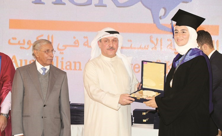 احدى الخريجات تتسلم شهادتها﻿