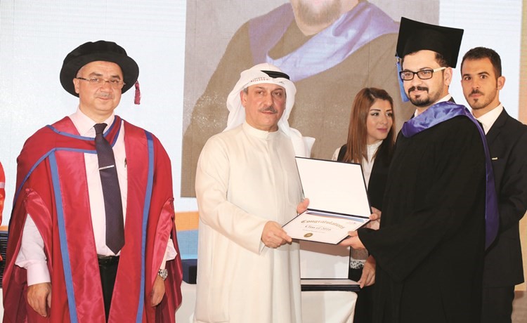 واحد الخريجين سعيد بتخرجه وشهادته﻿