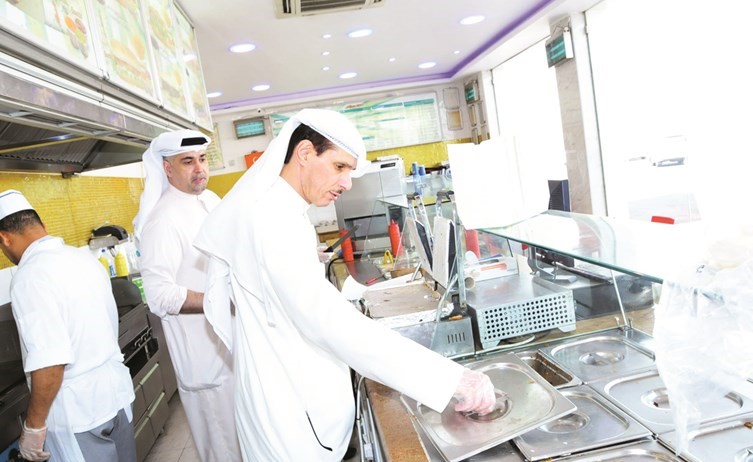 جانب من جولة مفتشي البلدية في احد المطاعم﻿