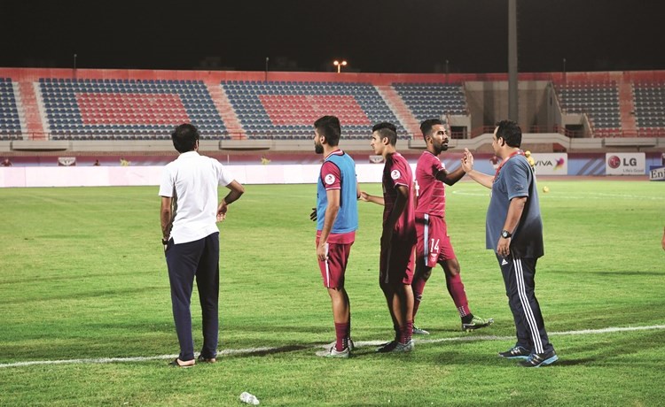 مدرب النصر ظاهر العدواني يحيي لاعبه محمد خالد عقب الفوز على برقان 	قاسم باشا ﻿