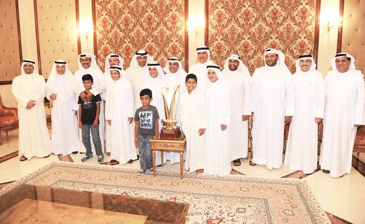 عزام الفليج يتوسط رواد ديوانه مع كاس السوبر 	هاني الشمري﻿
