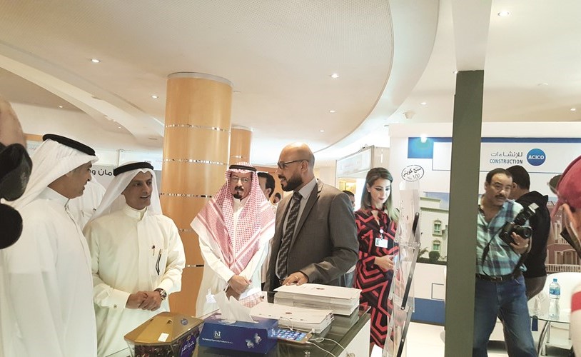 العجمي متفقدا اجنحة احدى الشركات المشاركة﻿