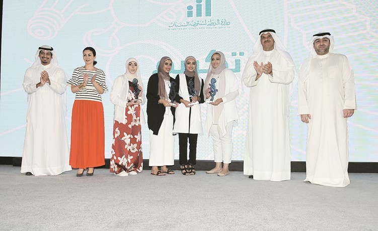 الشيخ سلمان الحمود وياسر ابل والشيخة الزين الصباح وعبدالرحمن المطيري مع عدد من المكرمات	زين العابدين﻿