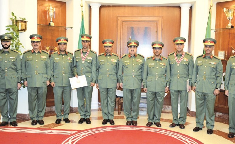 مهاشم الرفاعي مع المكرمين وعدد من قيادات الحرس﻿