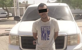 المتهم وخلفه السيارة المستخدمة في السلب﻿