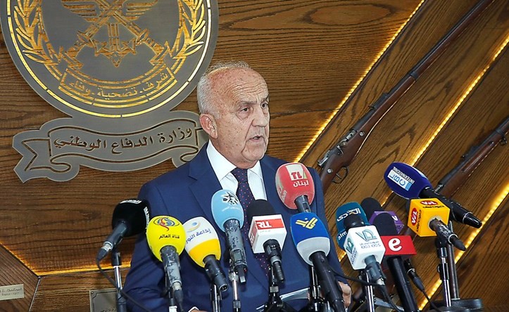 وزير الدفاع سمير مقبل خلال مؤتمره الصحافي لاعلان التمديد لقائد الجيش العماد جان قهوجيمحمود الطويل ﻿