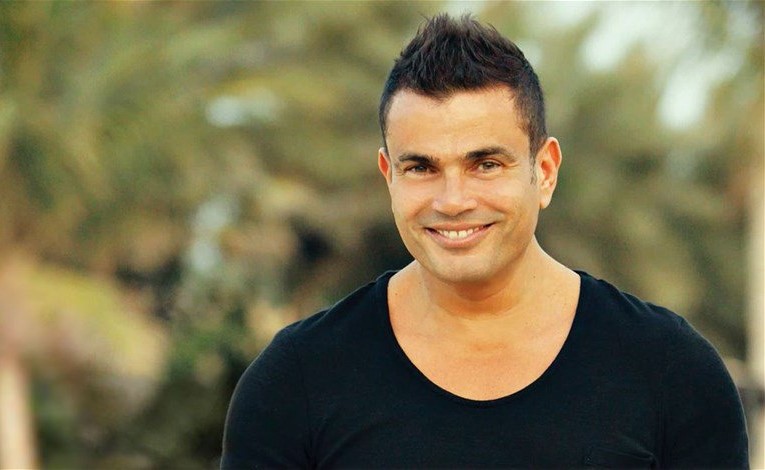 فيديو قديم لعمرو دياب وهو يرقص بطريقة غريبة... يجتاح الانترنت!