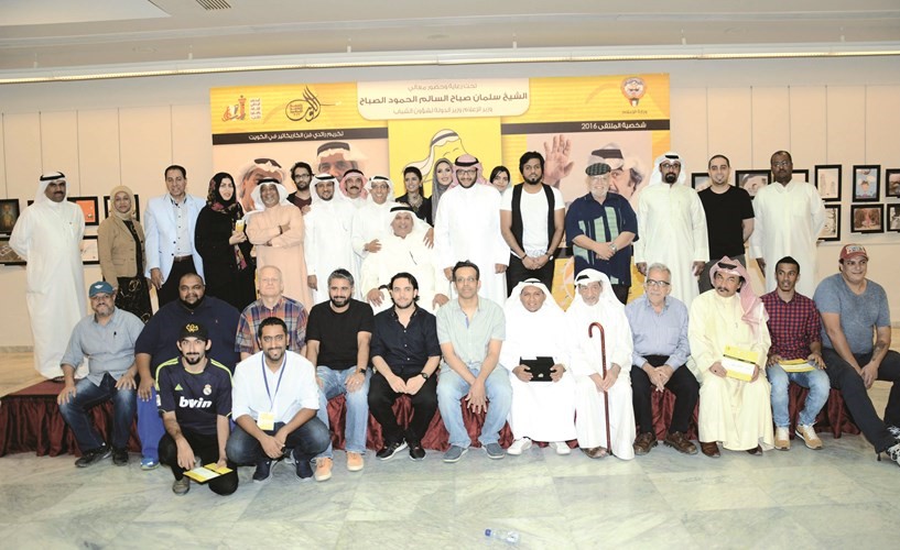 لقطة جماعية للمشاركين في ملتقى الكويت الدولي للكاريكاتير الاول ﻿
