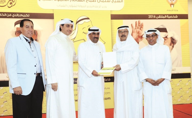 تكريم الزميل مفرح الشمري من قبل رئيس الملتقى جمال اللهو والاعلامي ماجد الشطي ودسليمان ارتي والزميل عماد جمعة﻿
