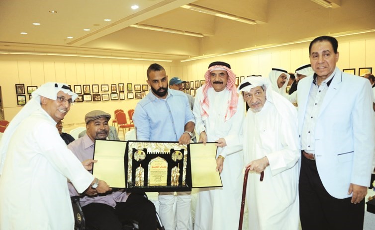 تكريم خاص للاعلامي القدير بلال عبدالله من لجنة الملتقى﻿