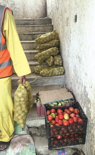 رفع الاغذية والخضراوات من قبل فريق الازالة﻿