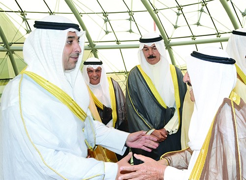 صاحب السمو مصافحا الشيخ محمد العبدالله