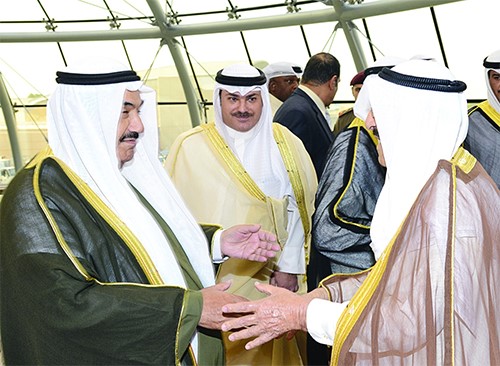 وسموه مصافحا سمو الشيخ ناصر المحمد ويبدو الشيخ خالد العبدالله