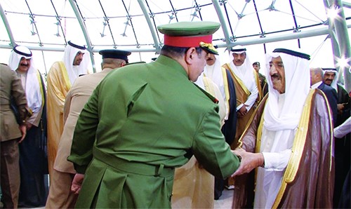 صاحب السمو الأمير مصافحا أحد مستقبليه