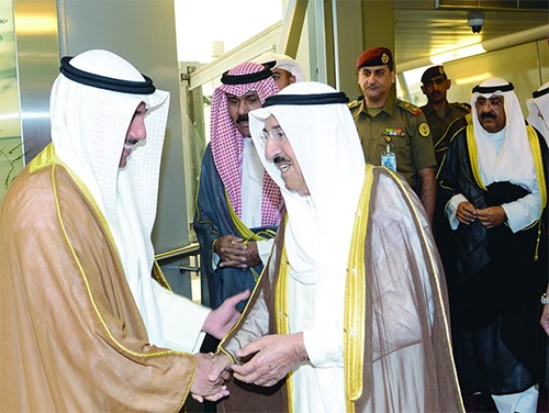 صاحب السمو الأمير الشيخ صباح الأحمد مصافحا مرزوق الغانم لدى وصول سموه ويبدو سمو ولي العهد الشيخ نواف الأحمد والشيخ مشعل الأحمد