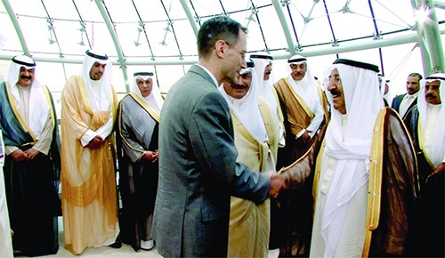 صاحب السمو الأمير مصافحا أحد مستقبليه
