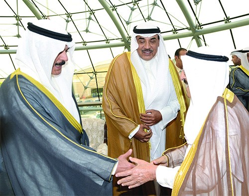 سموه مصافحا الشيخ محمد الخالد