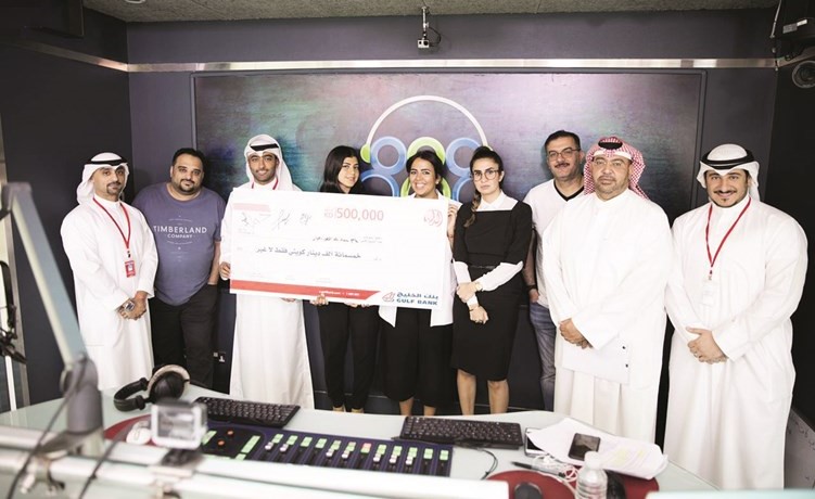 موظفو بنك الخليج يحتفلون مع الفائزين عقب اجراء السحب﻿