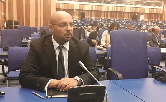 المستشار طلال الفصام خلال المؤتمر﻿