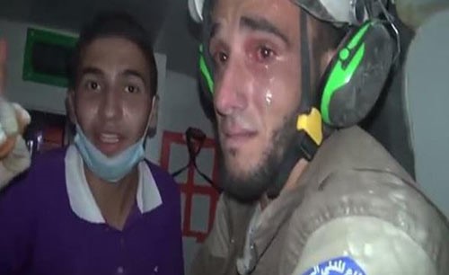 فيديو مؤثر لشاب في مدينة حلب يبكي بحرقة بعد إنقاذه طفلة رضيعة