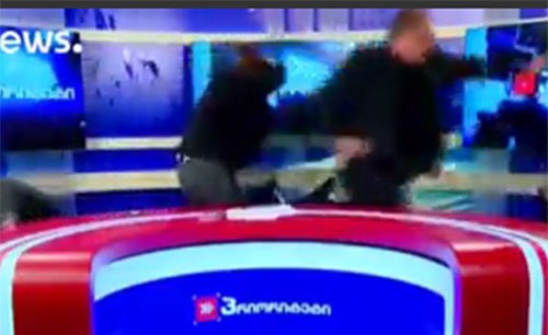 بالفيديو.. مشاجرة بالأيدي وتراشق بأكواب الماء  يصيب مذيعة بالرعب على الهواء