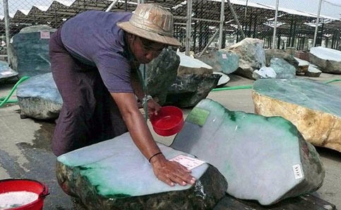 بالصور: هذا "الحجر الكريم" أغلى من الذهب وبسعر 9مليون دولار.. فما هو؟