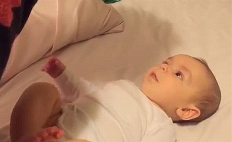 بالفيديو.. طفل في عامه الأوّل يقول "I Love You"