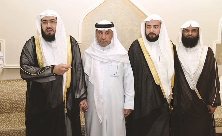 محمد طنا خلال استقباله امام الحرم المكي د بندر بليلة ومؤذن المسجد الحرام احمد يونس خوجة في ديوانه امس الاول﻿
