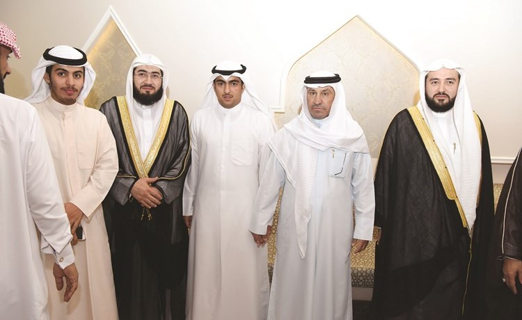 محمد طنا متوسطا امام الحرم المكي ومؤذن المسجد الحرام ويبدو الزميل سلطان العبدان﻿