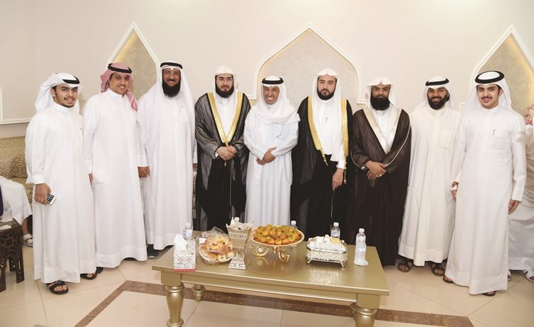 طنا متوسطا ضيوفه ورواد ديوانه﻿
