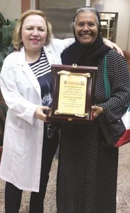 دشروق الملوحي تتسلم الدرع التقديرية﻿