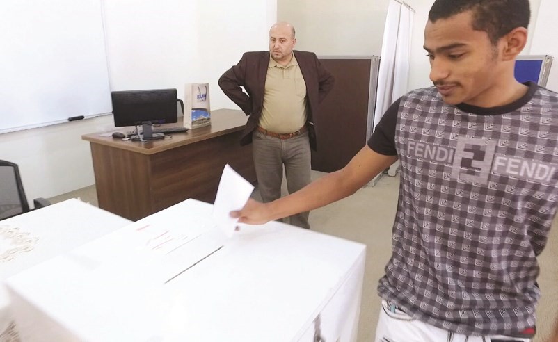 احد الطلبة يدلي بصوته﻿