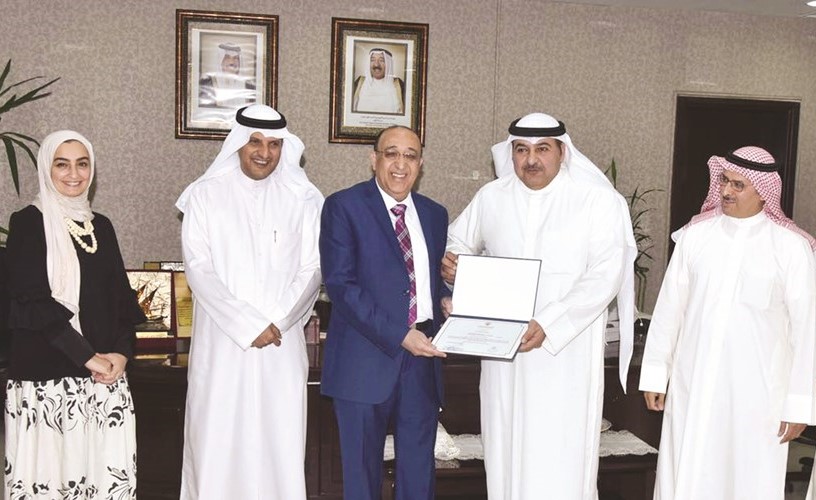 احمد الموسى وعبدالله المطوطح ومبارك الجافور وخلود الشهاب خلال تكريم المستشار الازهري عبدالحميد﻿