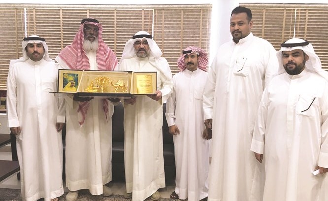 د طارق الشطي يتسلم درعا تكريمية من صالح الظفيري﻿