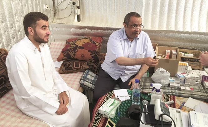  د خالد السهلاوي مع احد المرضى النازحين ﻿