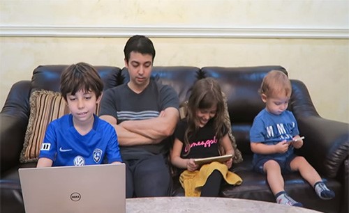بالفيديو.. سعودي يوثق حياة أولاده بعدما قدموا من لندن للعيش في السعودية لتعلم اللغة العربية