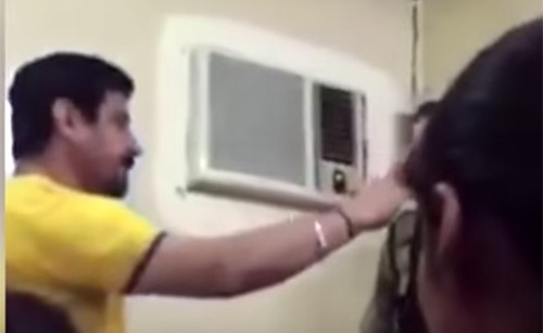 بالفيديو ..معلم يضرب الطلاب ويصفع الطالبات بطريقة وحشية