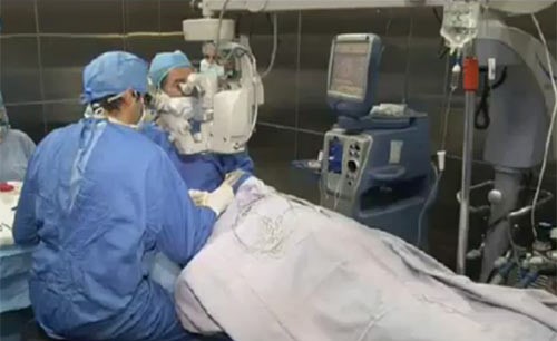 بالفيديو.. لبنانية تستعيد بصرها إثر أول جراحة من نوعها في العالم