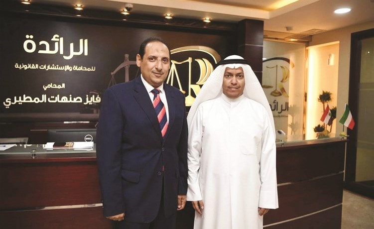 المحامي فايز صنهات المطيري مع الزميل اسامة ابو السعود	محمد هاشم﻿