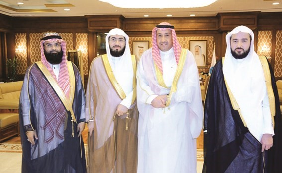  الشيخ فيصل الحمود مستقبلا دبندر بليلة والشيخ احمد خوجة ﻿