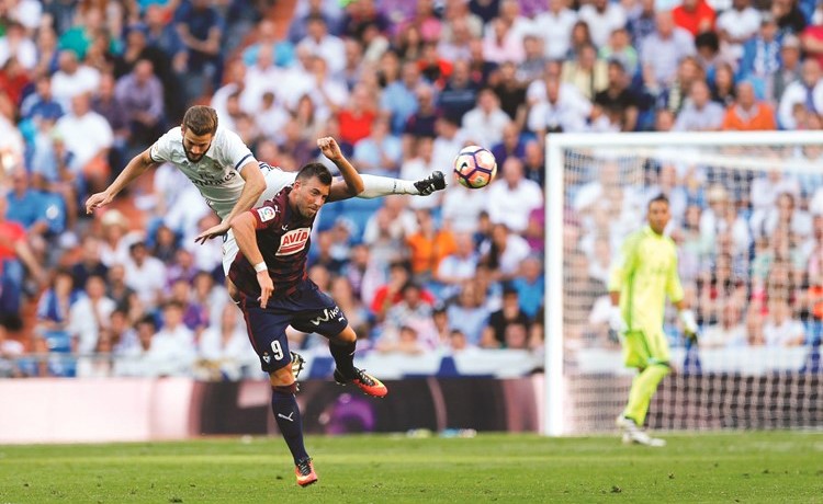  صراع كروي بين لاعب ريال مدريد ناتشو ومهاجم ايبار سيرجي انريتش (ا پ)