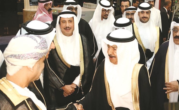 الامير خليفة بن سلمان والسفير الشيخ عزام الصباح خلال الحفل ﻿