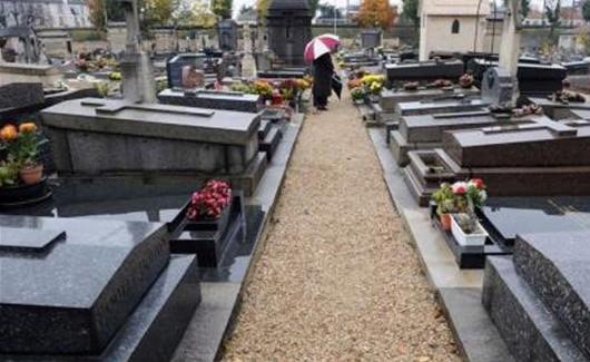 فرض ضريبة على فرنسية متوفاة.. وتحصيلها من "المقبرة"