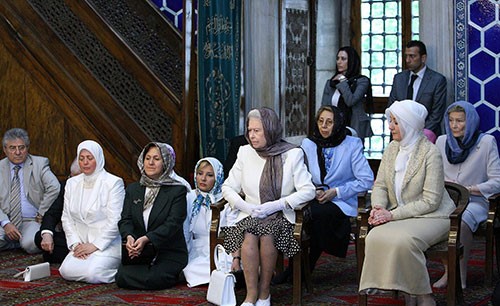 بالفيديو.. ملكة بريطانيا محجبة وتستمع لتلاوة القرآن في المسجد